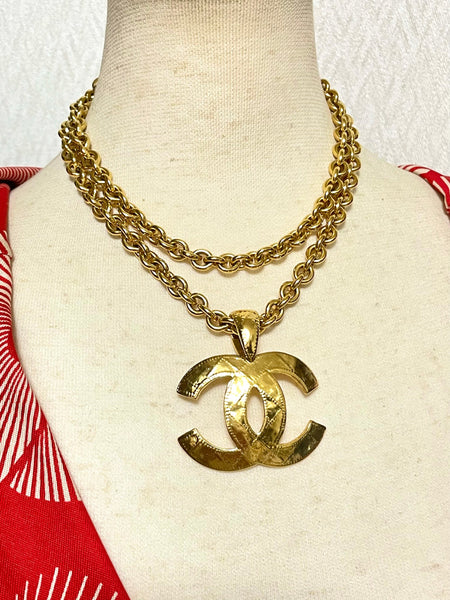 Vintage CHANEL classic chain necklace with a large CC mark pendant top.  Gorgeous masterpiece jewelry. 050323re11