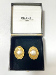 Vintage CHANEL golden earrings with oval shape faux pearl and engraved logo. Classic and elegant look. 0410133