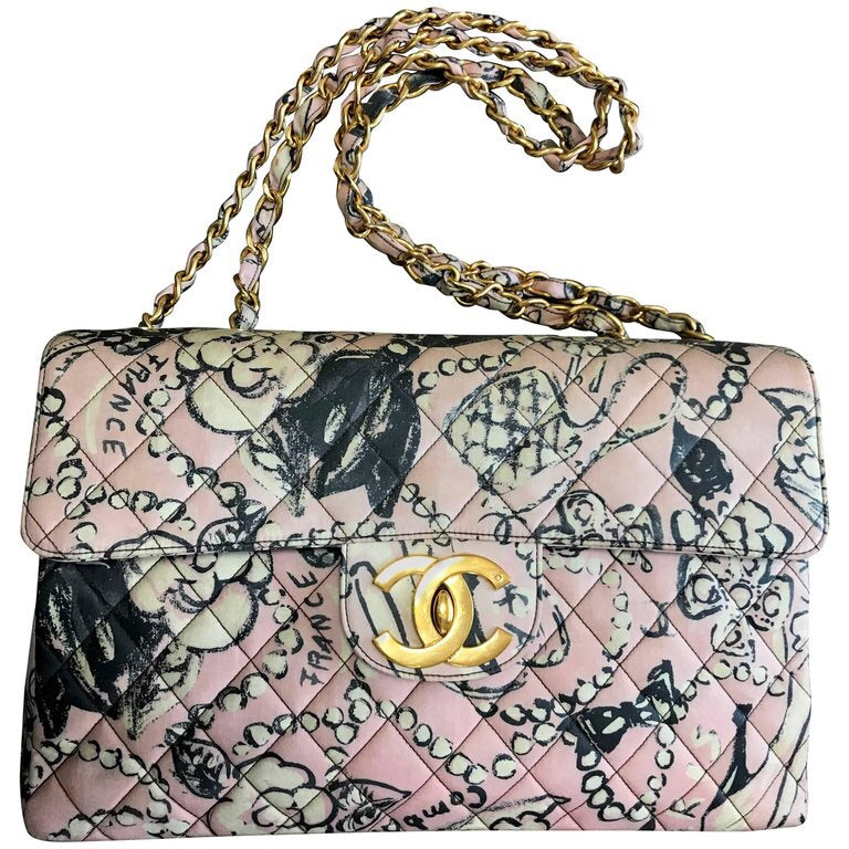 Vintage CHANEL pink coated canvas 2.55 jumbo chain shoulder bag with hat, pearl, bow, camellia, and jewelry illustration print. Rare masterpiece. VES 20190312