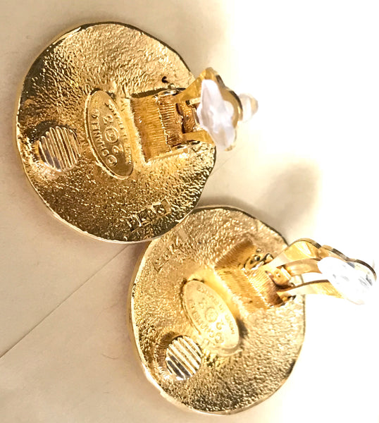 Vintage CHANEL lion, logo, and CC mark engraved golden round earrings. –  eNdApPi ***where you can find your favorite designer  vintages..authentic, affordable, and lovable.