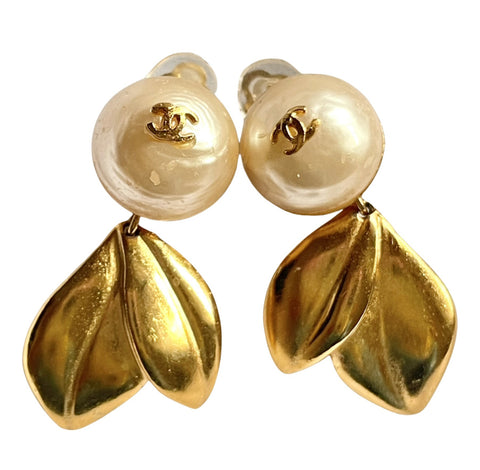 Vintage CHANEL flower and leaf design faux pearl CC earrings. Dangle e – eNdApPi  ***where you can find your favorite designer vintages..authentic,  affordable, and lovable.