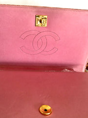 Vintage CHANEL milky pink genuine lizard leather 2.55 shoulder bag with golden CC mark and and chain strap. Rare masterpiece.