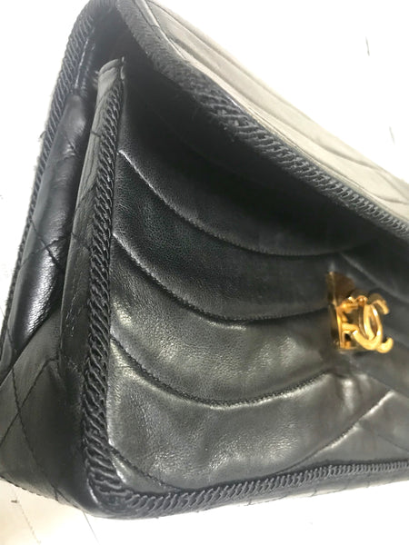 80's vintage Chanel black 2.55 shoulder bag with wavy stitches and