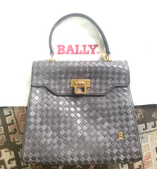 Vintage Bally taupe gray intrecciato leather handbag with gold tone closure in classic kelly style. Golden B logo. Masterpiece