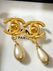 Vintage CHANEL golden turn lock CC and dangle pearl earrings. Very classic and popular jewelry. Coco mark earrings. 050406m1