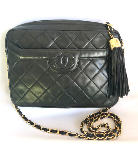 Vintage Chanel black lambskin camera bag, shoulder bag with fringe and CC stitch mark. Medium size. Good daily purse.