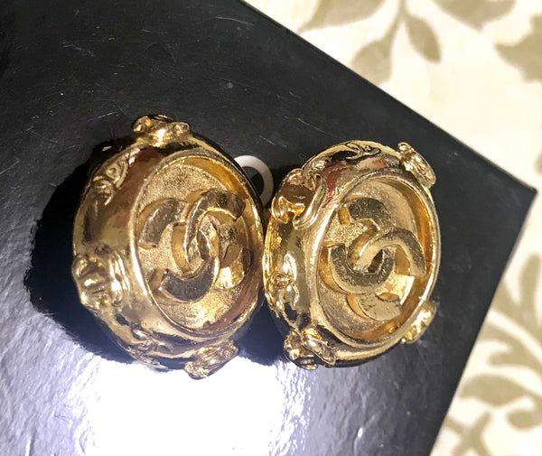 Vintage CHANEL gold tone round earrings with large CC mark at center a –  eNdApPi ***where you can find your favorite designer  vintages..authentic, affordable, and lovable.