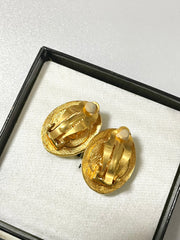 Vintage CHANEL golden earrings with oval shape faux pearl and engraved logo. Classic and elegant look. 0410133