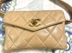 Vintage CHANEL beige lamb waist bag, fanny pack with golden chain belt & CC closure. Good for waist size 28"~ 30" (71cm ~ 77cm)