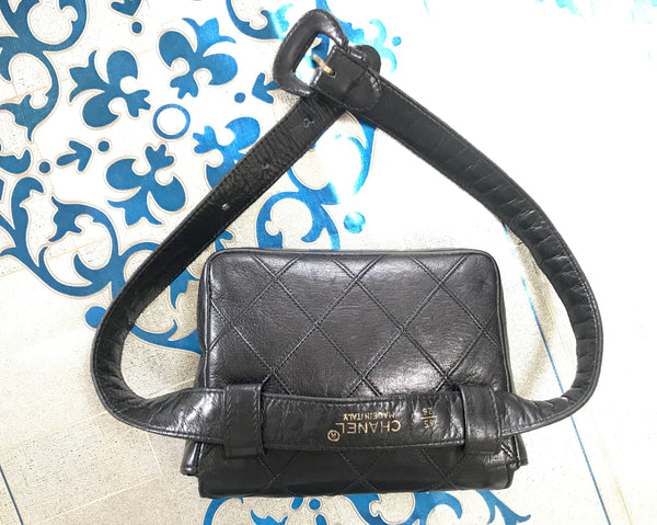 Vintage CHANEL black leather waist purse, fanny pack with golden chain belt  and CC closure hock. 60-67cm, 23.5-26.3 Goatskin.