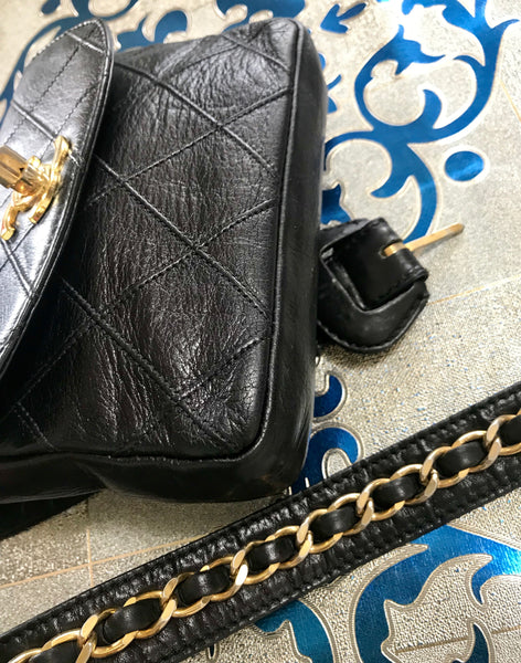 Vintage CHANEL black leather waist purse, fanny pack with golden chain belt  and CC closure hock. 60-67cm, 23.5-26.3 Goatskin.