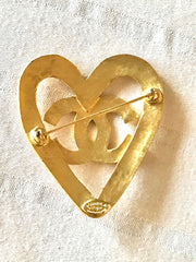 Vintage CHANEL outlined gold tone heart brooch with CC mark. Chic and cute jewelry piece for jackets, hat, shirts and more. Great gift idea.