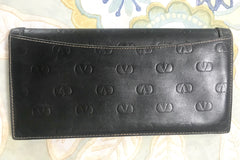 Vintage Valentino black leather long wallet with beige stitches and all over embossed logo. Unisex use. Classic purse.