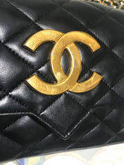 80's vintage CHANEL black lambskin shoulder bag with golden large CC closure and beak tip flap tip. Classic 2.55 bag