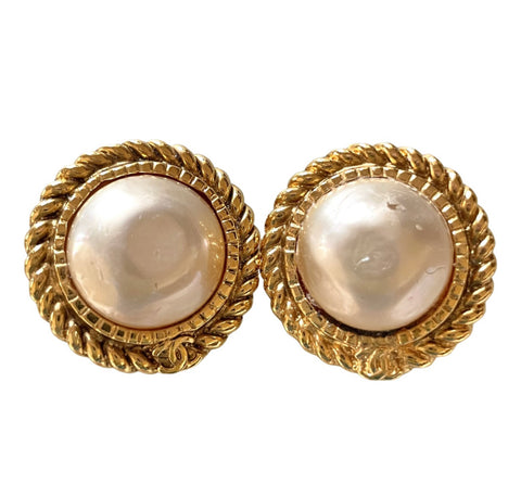 Vintage CHANEL golden earrings with pearl and CC motif. Classic