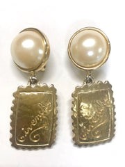 Vintage Givenchy faux pearl and golden dangle earrings with logo square plate. Chic and cute jewlery piece.