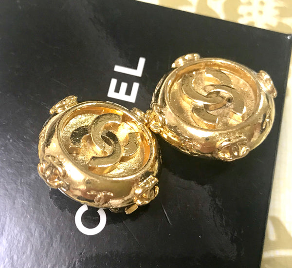CHANEL VINTAGE METAL QUILTED PARIS BUTTON CC EARRINGS - Hebster Boutique
