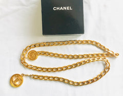 MINT. Vintage CHANEL flat golden chain belt with CC motif charms. Classic vintage accessory piece for daily use.