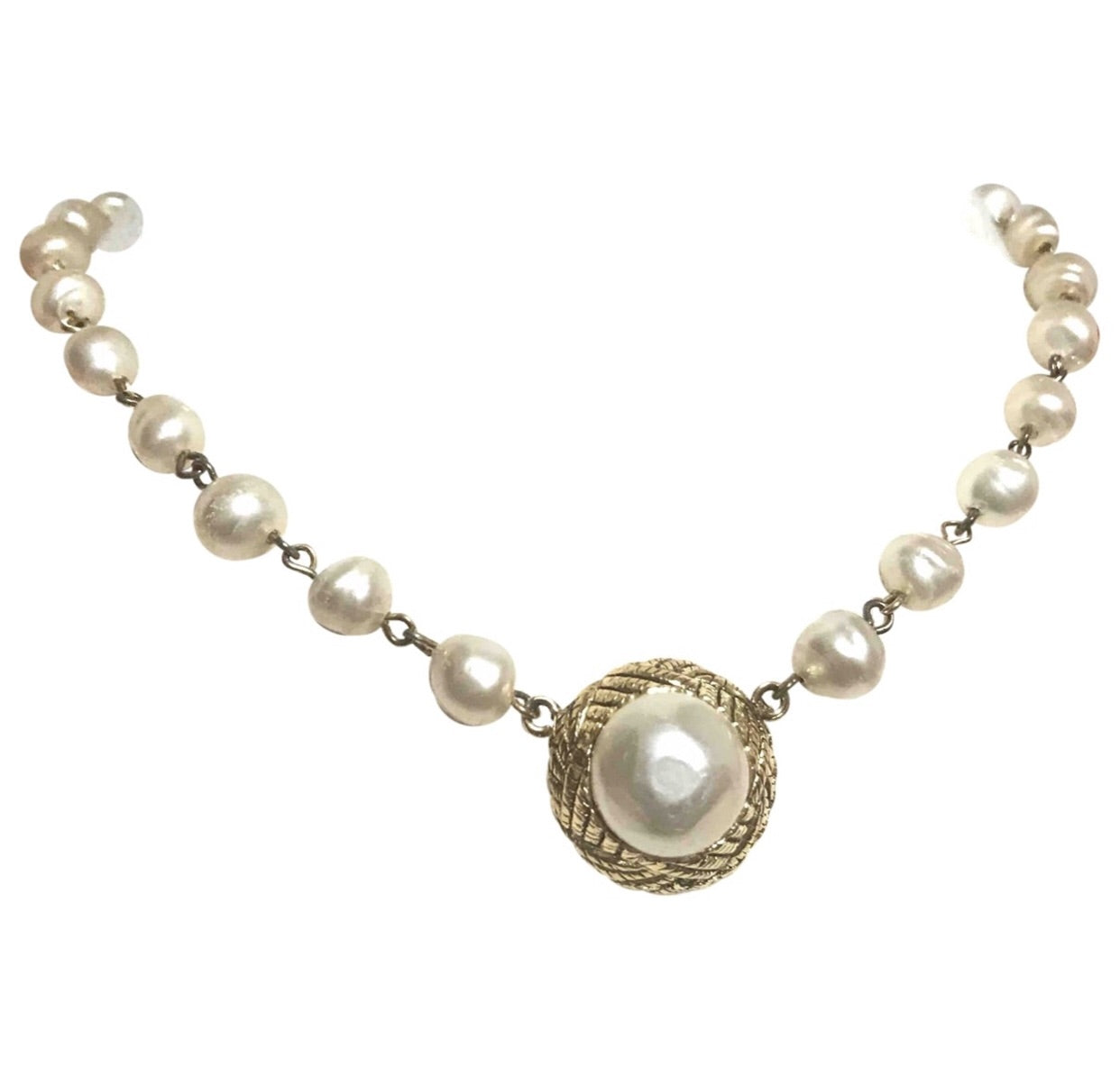 vintage faux pearl Chanel necklace - Gem