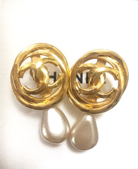 Vintage CHANEL golden layered hoop design earrings with CC mark and teardrop faux pearls. Beautiful Chanel jewelry.
