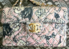 Vintage CHANEL pink coated canvas 2.55 jumbo chain shoulder bag with hat, pearl, bow, camellia, and jewelry illustration print. Rare masterpiece. VES 20190312