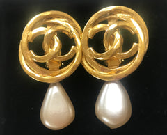Vintage CHANEL golden layered hoop design earrings with CC mark and teardrop faux pearls. Beautiful Chanel jewelry.