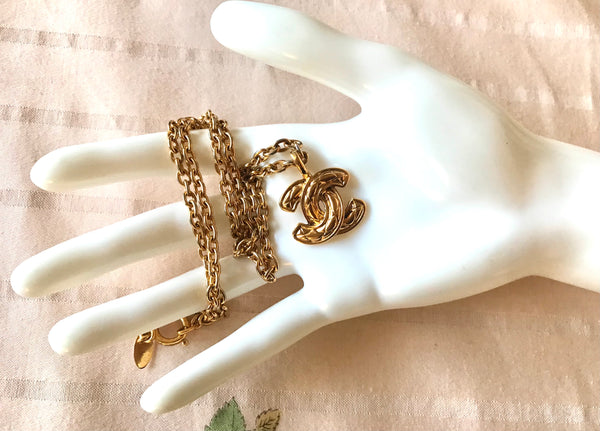 Vintage CHANEL classic chain necklace with mini matelasse CC mark pend –  eNdApPi ***where you can find your favorite designer  vintages..authentic, affordable, and lovable.
