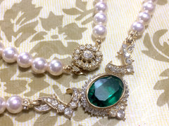 MINT. Vintage Nina Ricci faux pearl statement necklace with  large green Swarovski crystal stone top and clear stones. Gorgeous jewelry