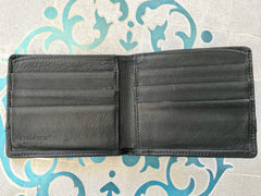 Vintage Gianni Versace black leather wallet with engraved vertical stripe. Unisex use.