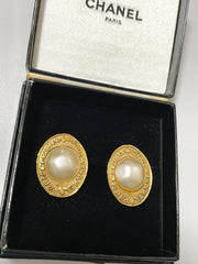 Vintage CHANEL golden earrings with oval shape faux pearl and engraved logo. Classic and elegant look. 0410133