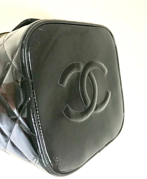 Vintage CHANEL black patent enamel quilted leather square shape vanity – eNdApPi  ***where you can find your favorite designer vintages..authentic,  affordable, and lovable.