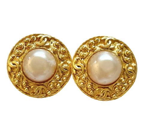 Vintage CHANEL round earrings with CC mark golden frames, faux pearl earrings. Great and rare Chanel vintage jewelry gift. 050206ac1