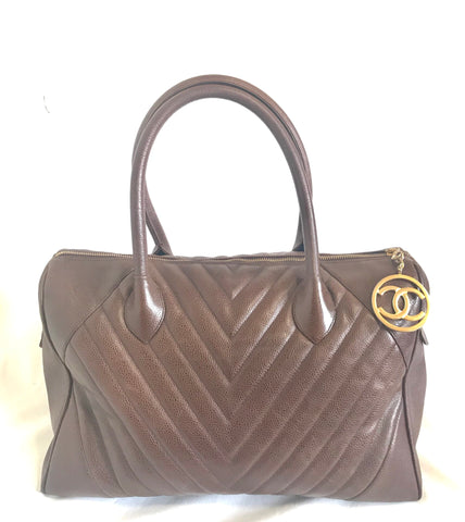 Vintage CHANEL brown caviarskin v stitch, chevron style bag, Speedy bag with golden CC charm. Classic purse for daily use.