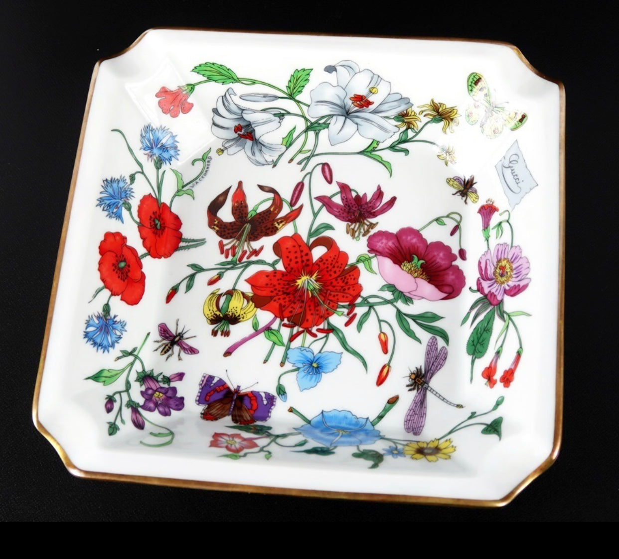 1980's vintage Gucci ceramic flower and butterflies plate, porcelain ashtray. Rarest masterpieces from Gucci and BERNARDAUD LIMOGES. Accornero Collection.