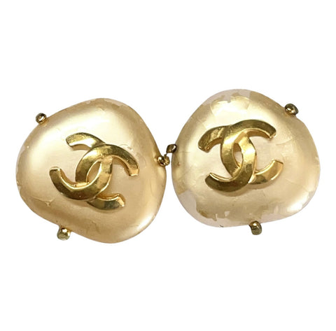 Vintage CHANEL oval heart shape, triangle shape faux pearl and CC earrings. Rare and elegant Chanel jewelry. 0411071