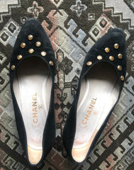 Vintage CHANEL black suede leather pumps shoes with golden CC mark motifs. EU35.5 US4.5-5.5