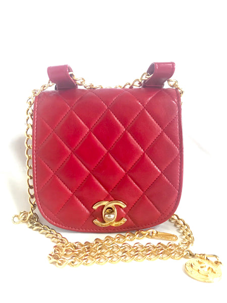 Vintage CHANEL oval shape 2.55 lipstick red lamb leather waist/belt bag,  fanny pack with detachable golden chain belt and CC motif.