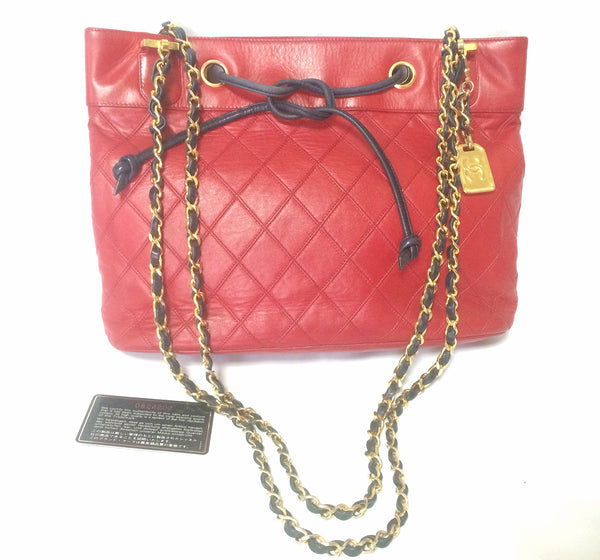 Vintage CHANEL classic tote bag in red leather with gold tone chain and  navy blue leather straps and logo CC charm. R0410117