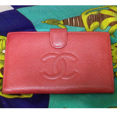 Vintage CHANEL red caviar skin wallet with large CC logo stitch mark. Classic caviar leather and perfect gift.
