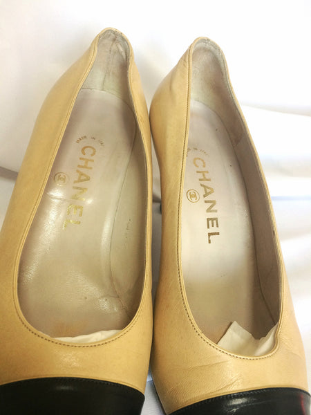 Vintage CHANEL Classic Two Tone Cap Toe Pump Shoes Size 36/ 6 1/2 Made in  Italy