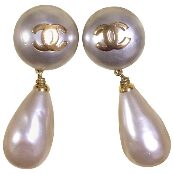 Vintage CHANEL white teardrop faux pearl dangling earrings with