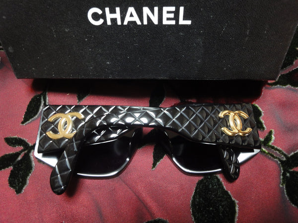 Vintage CHANEL black frame sunglasses with large CC charms at sides. m –  eNdApPi ***where you can find your favorite designer  vintages..authentic, affordable, and lovable.